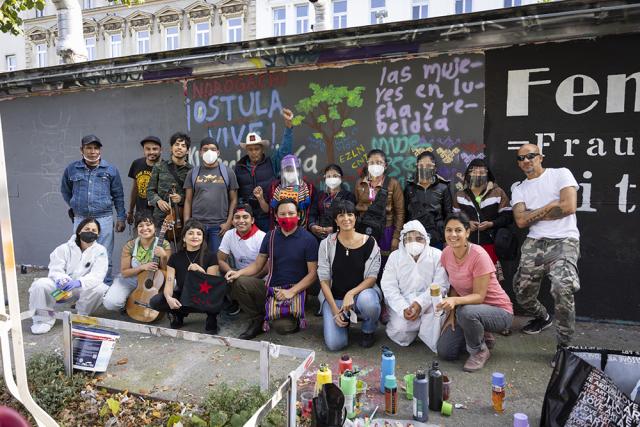 Menschen mit Mural im Hintergrund