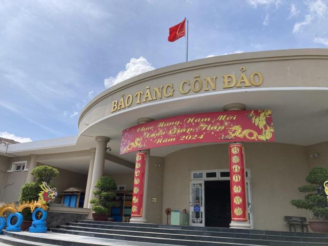 Institutionelles Gebäude mit einer vietnamesischen Flage 