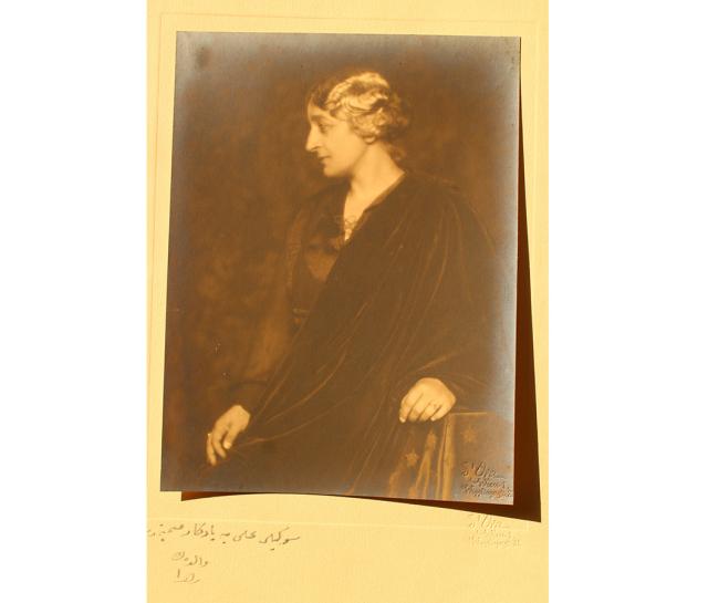 Female body of a person sitting and looking on the side.