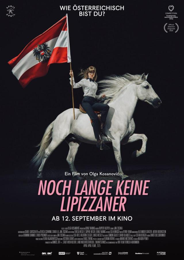 Die Regisseurin des Films reitet auf einem weißen Pferd und hält eine österreichische Flagge in der Hand.